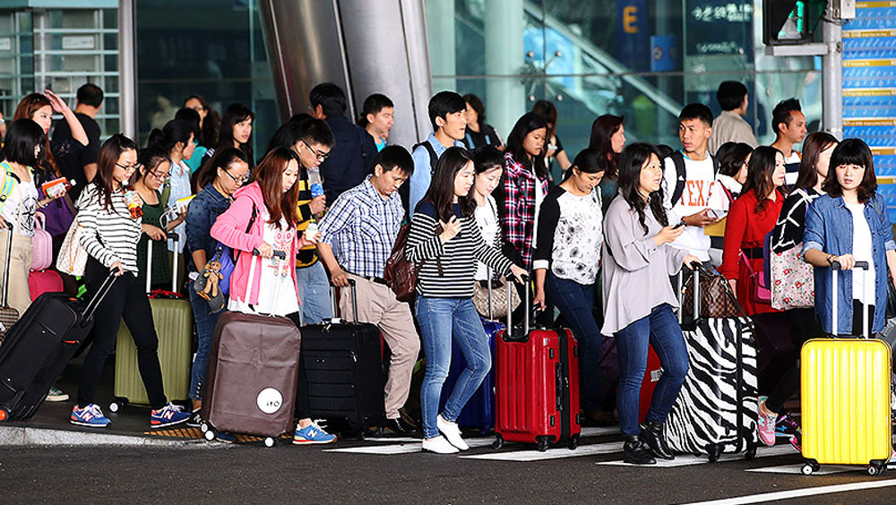 不少國家因應防疫，收緊對中國旅客的防疫措施。