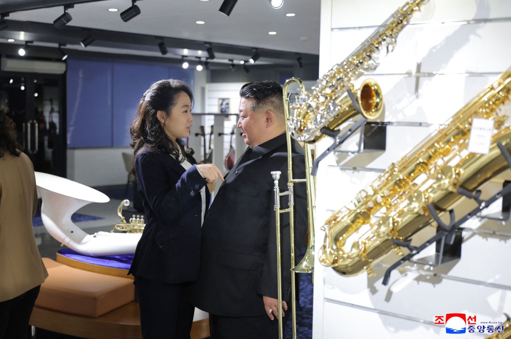 金正恩和金主爱展现和谐亲密的父女关系。法新社