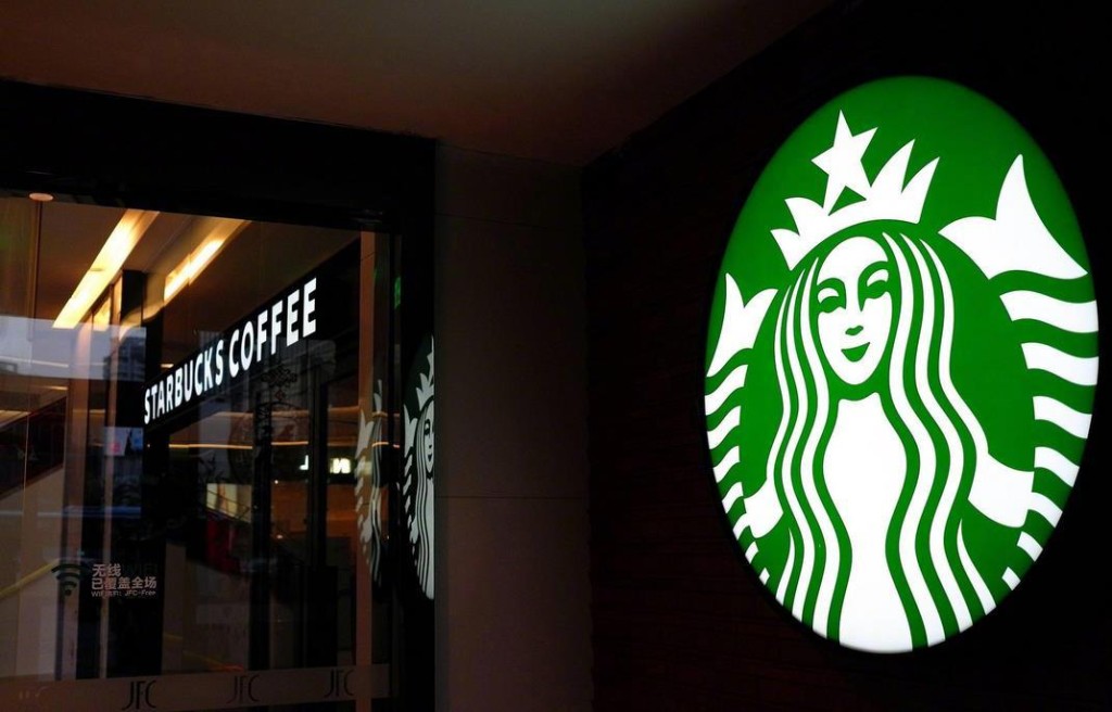 事件引起網民熱議，有人認為「Starbucks飲食地方，化妝不太好」。 網圖(示意圖)