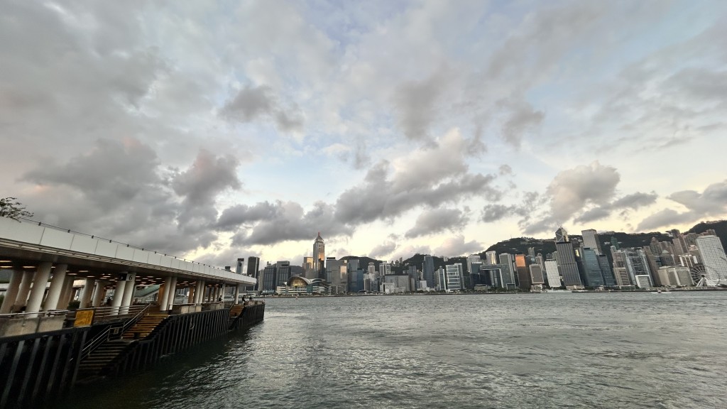 天文台現正發出一號戒備信號。 天文台現正發出一號戒備信號。
