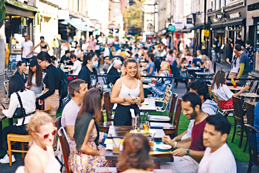 倫敦蘇豪區的餐廳周日人頭湧湧。