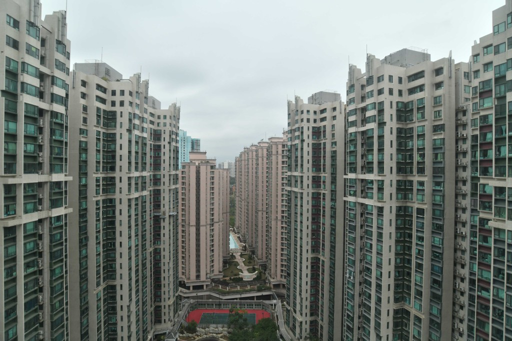 單位外望內園景,如室外泳池、球場及樓景。