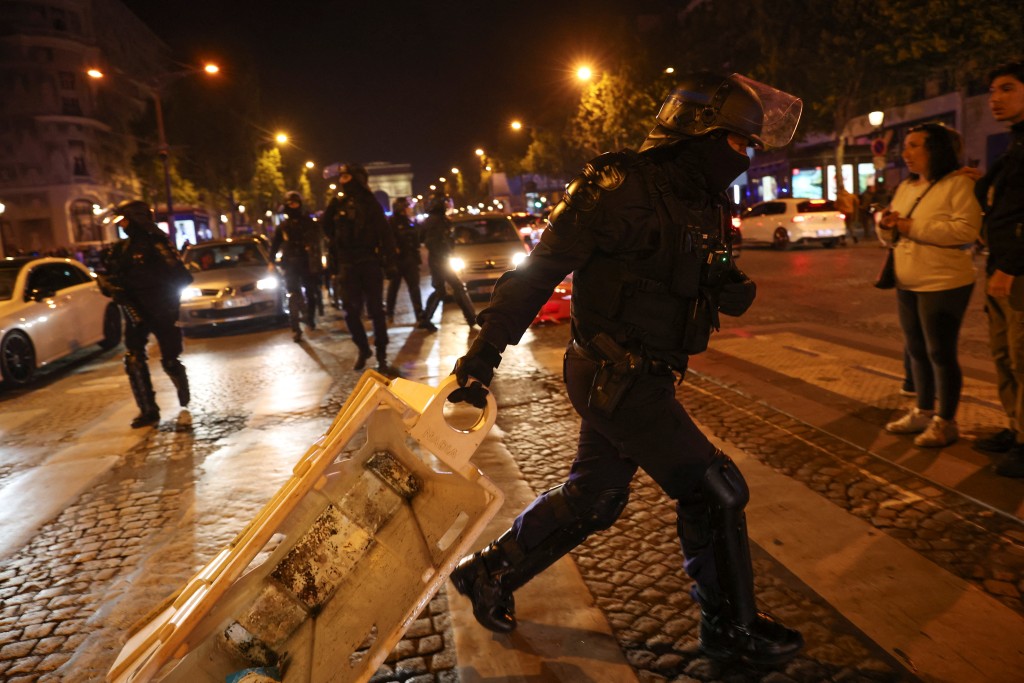 当局增派警力支援巴黎。路透社