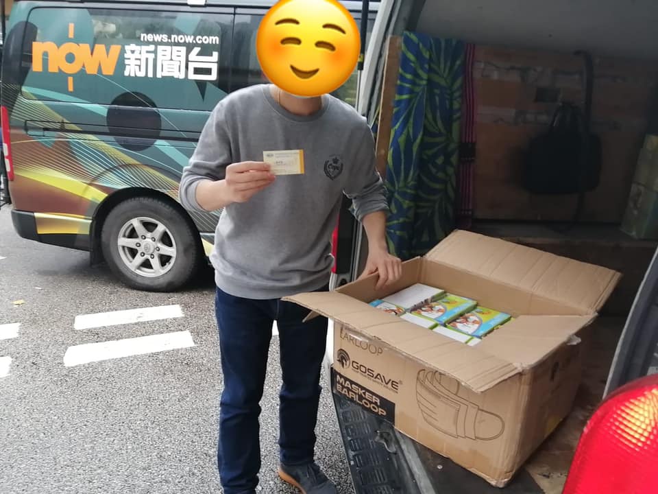 派口罩入長康邨。杜汶澤FB