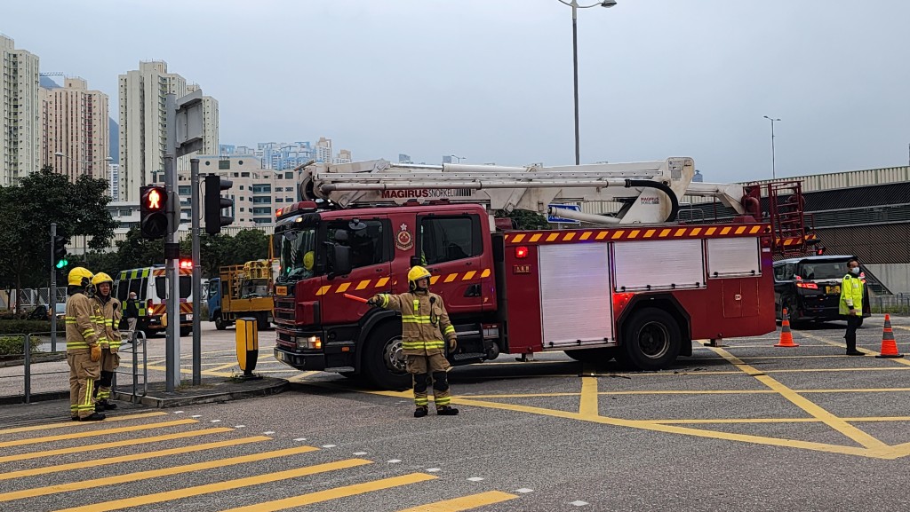 消防车与校巴于启德发生交通意外。