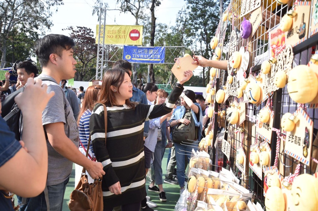 不少市民趁吃團年飯前與朋友或家人逛年宵。
