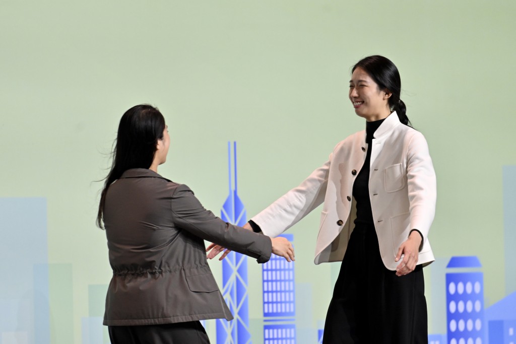 江旻憓參選前在馬會任職。