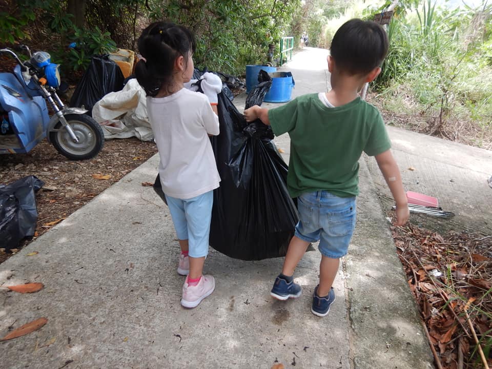 4小孩用自己小小力量收集海岸垃圾。上山下海執垃圾 GoGo Clean Up FB圖片