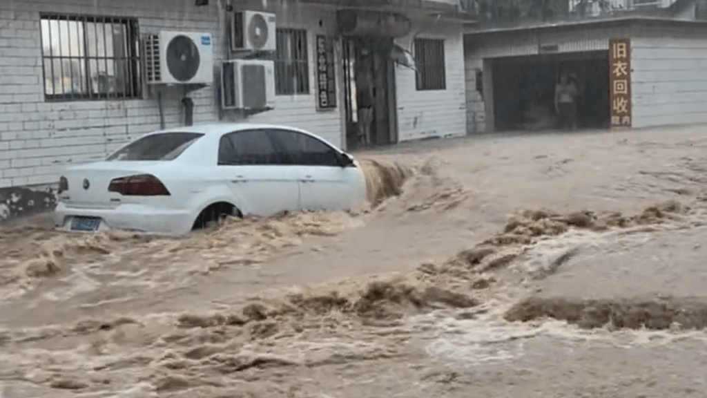 河北阜平暴雨,引發山洪,有汽車被沖走。 河北阜平暴雨,引發山洪,有汽車被沖走。
