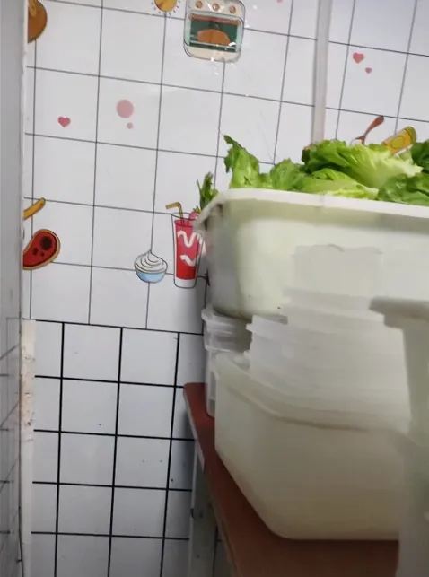 “蔓味轻食”门店,放在厕所门附近的生菜。 红星新闻 “蔓味轻食”门店,放在厕所门附近的生菜。 红星新闻