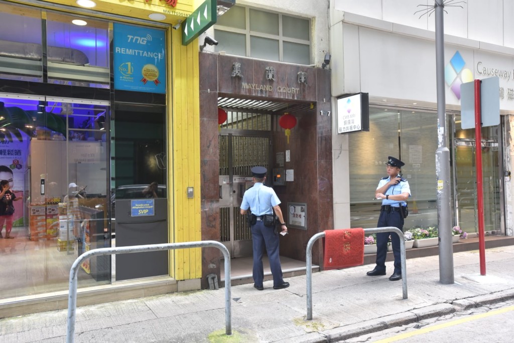 銅鑼灣美蘭閣一部升降機開門期間突然爬升,七旬婦跌傷送院。