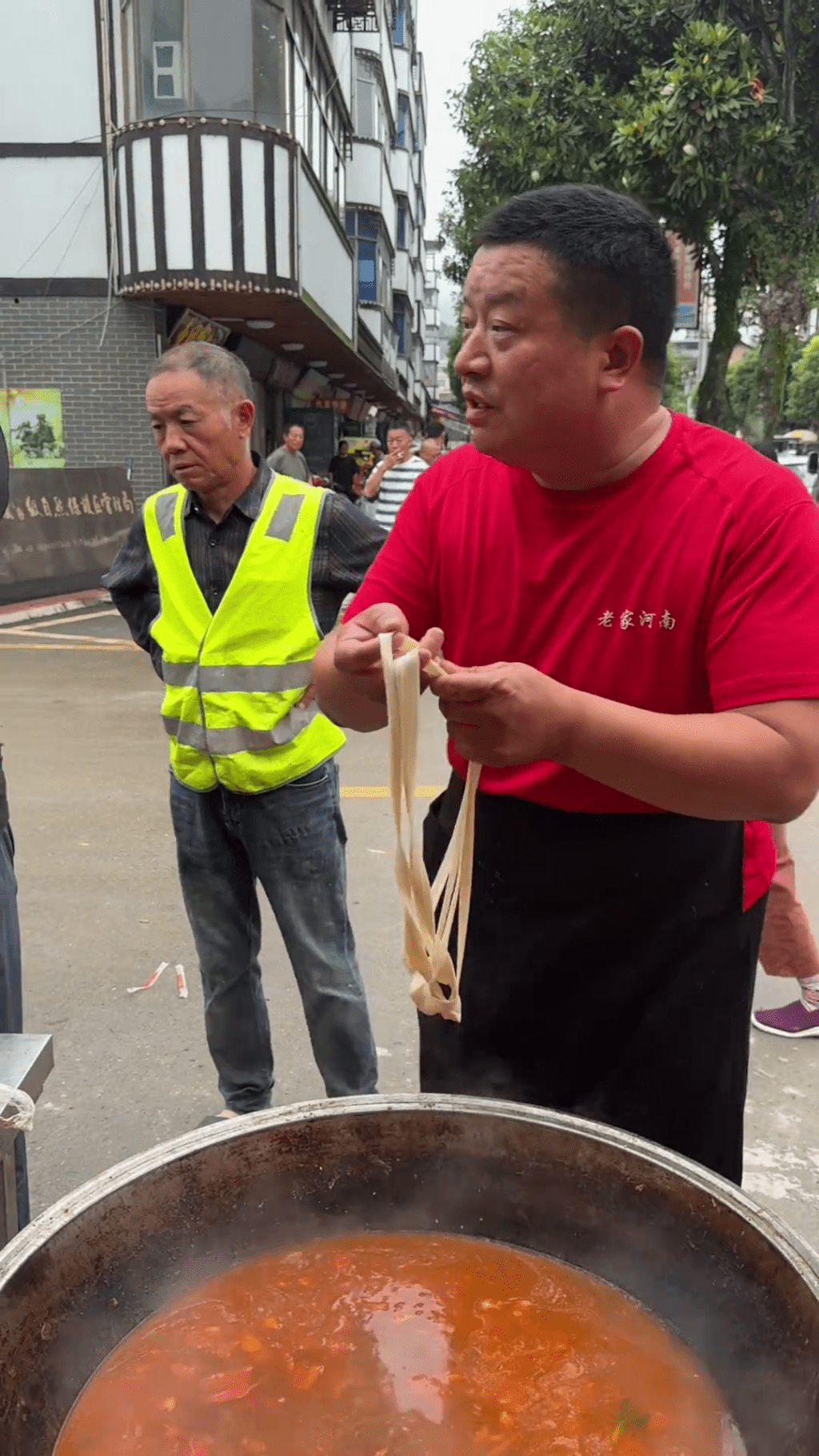 河南公益人「漂流哥」自費駕車22小時,攜6000份燴麵馳援廣西洪災。 抖音 河南公益人「漂流哥」自費駕車22小時,攜6000份燴麵馳援廣西洪災。 抖音