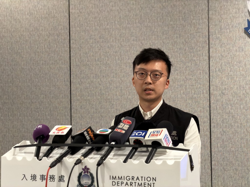 入境處外傭專責調查組高級入境事務主任傅哲浩交代案情。 入境處外傭專責調查組高級入境事務主任傅哲浩交代案情。