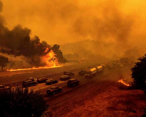 加州山火持续延烧。
