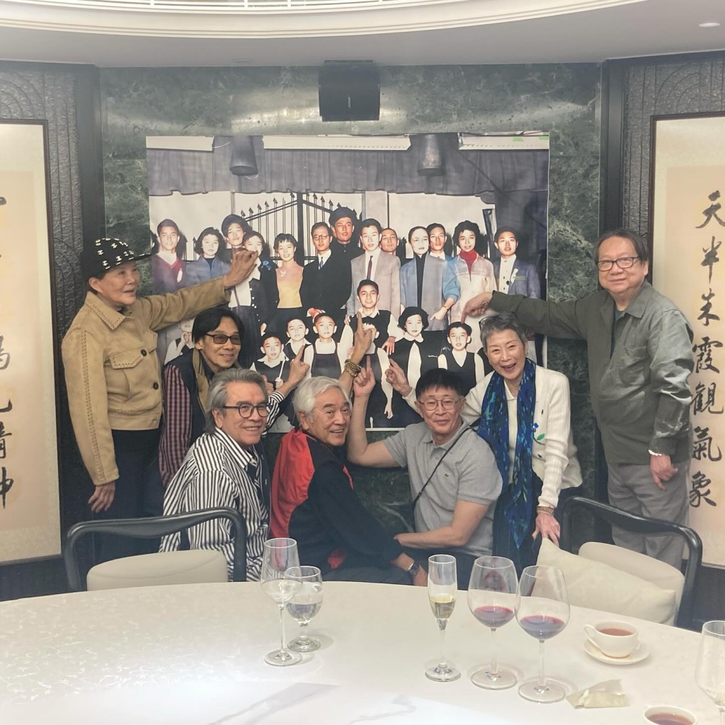 1958年話劇《苦兒樂園》演員激罕同框。 1958年話劇《苦兒樂園》演員激罕同框。