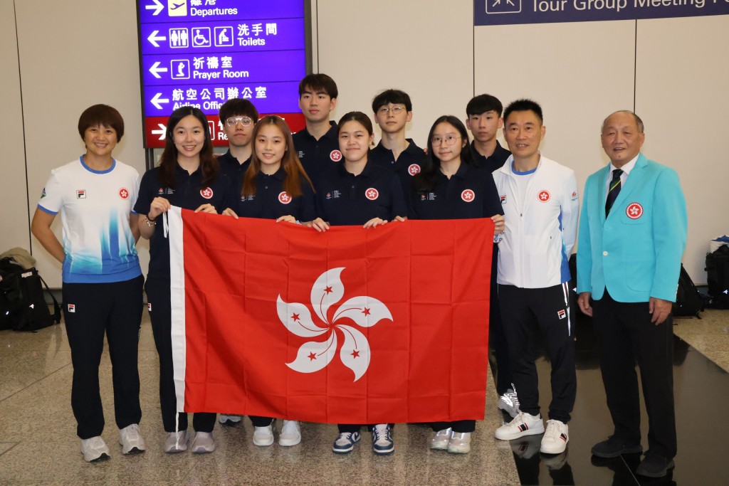 世大運乒球隊,隊員有上屆世大運女團銅牌功臣吳詠琳(前排左一)及李凱敏(前排右三),前港隊總教練陳江華(前排右二)擔任教練。徐嘉華攝 世大運乒球隊,隊員有上屆世大運女團銅牌功臣吳詠琳(前排左一)及李凱敏(前排右三),前港隊總教練陳江華(前排右二)擔任教練。徐嘉華攝
