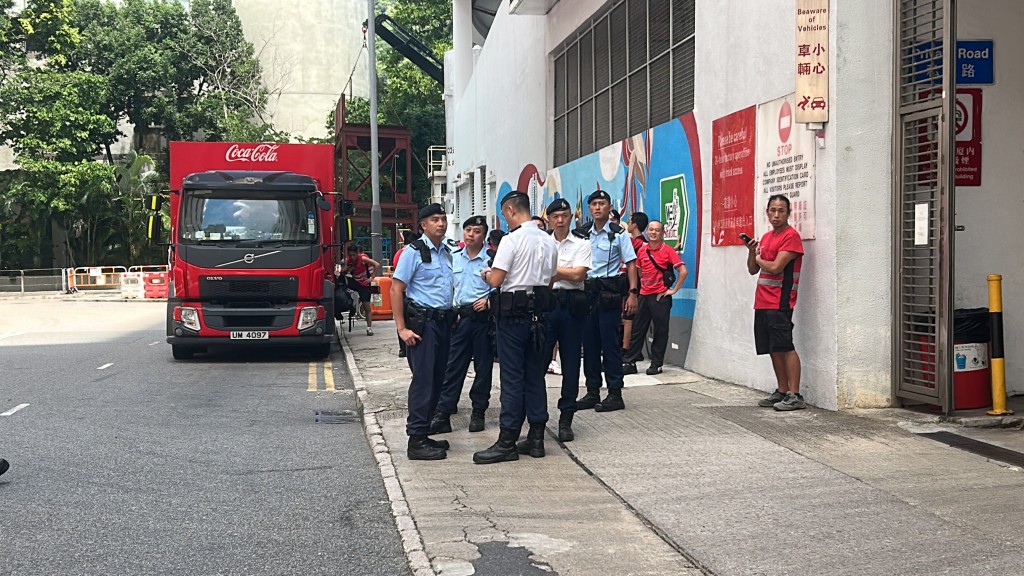 警員到場戒備。 警員到場戒備。