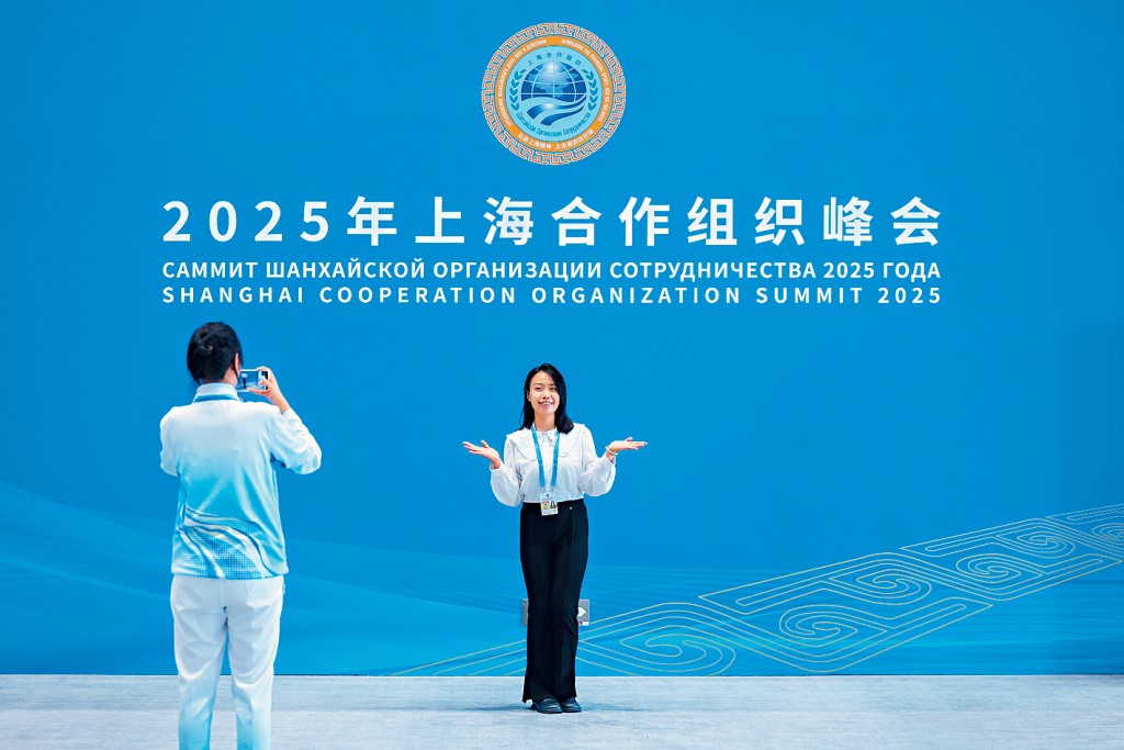 上海合作組織峰會明日在天津揭幕，工作人員在標識留影。