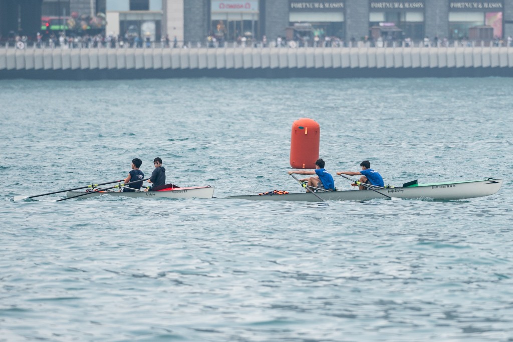 「維港賽艇賽」以香港遊艇會對出銅鑼灣海域為起點，西行划 往香港會議展覽中心，繞過浮標後返回起點，賽道總長六百三 十米，是短距離賽事。全日三十五場賽事均為淘汰賽，參賽者 一對一形式擊敗對手繼而晉級，直至最後分出組別冠軍。