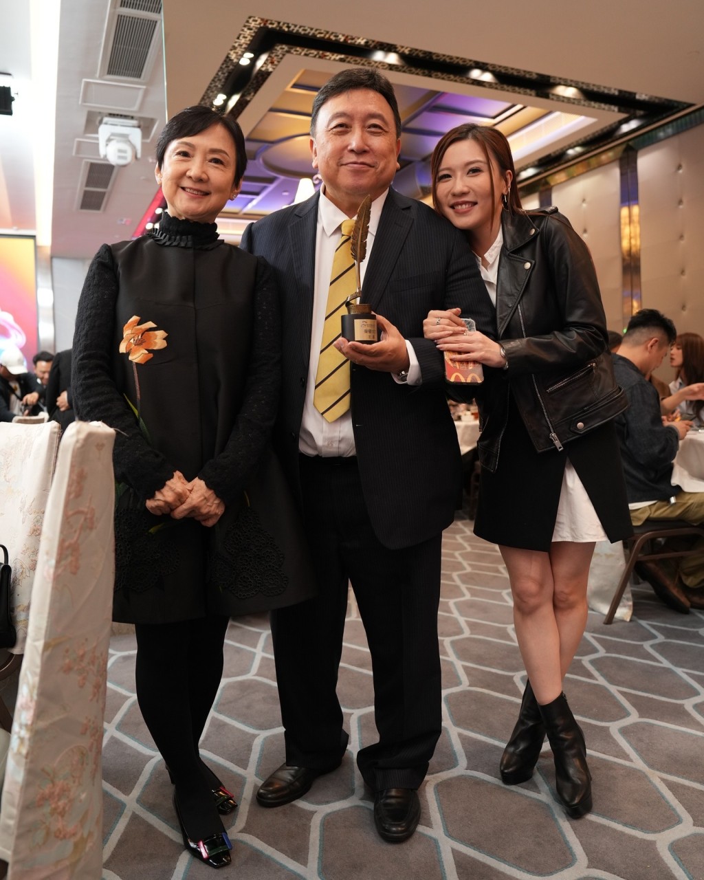 王晶於今年3領取「香港編劇會榮譽大獎」時,妻女一同現身。 王晶於今年3領取「香港編劇會榮譽大獎」時,妻女一同現身。