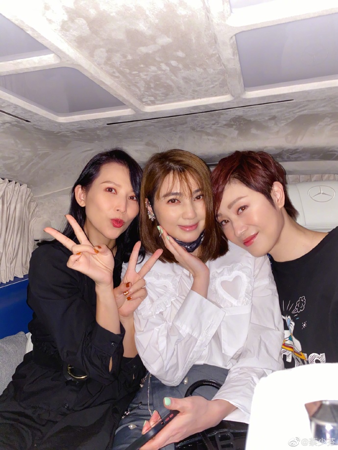 3姊妹頭貼頭好有愛。