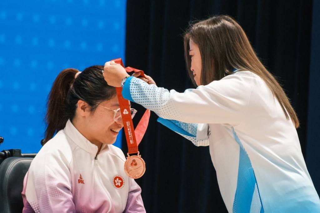 羅淑佩親手頒獎予硬地滾球運動員楊曉林。羅淑佩fb