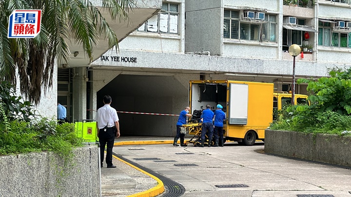 仵工將屍體運走。劉漢權攝
