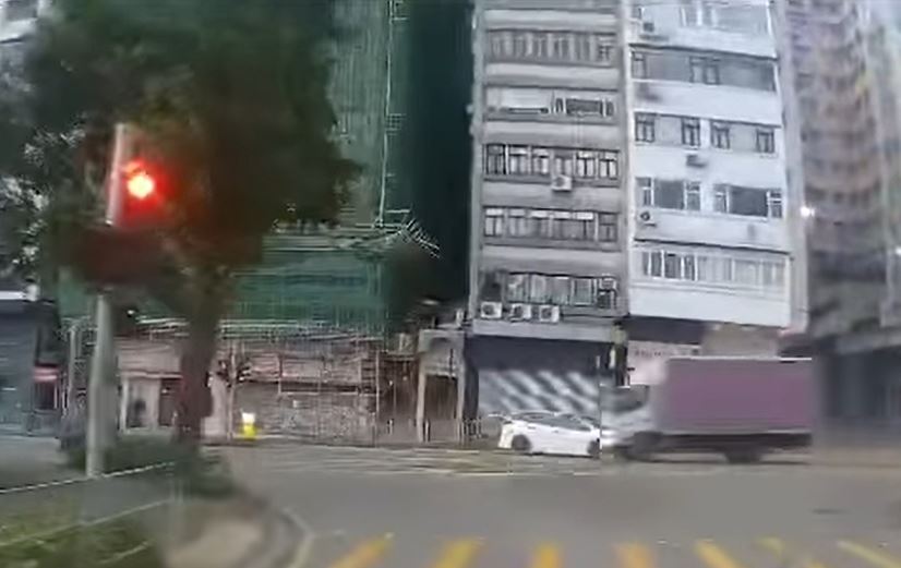 两车在交界位猛烈相撞。fb车cam L（香港群组）Kitty Chau影片截图