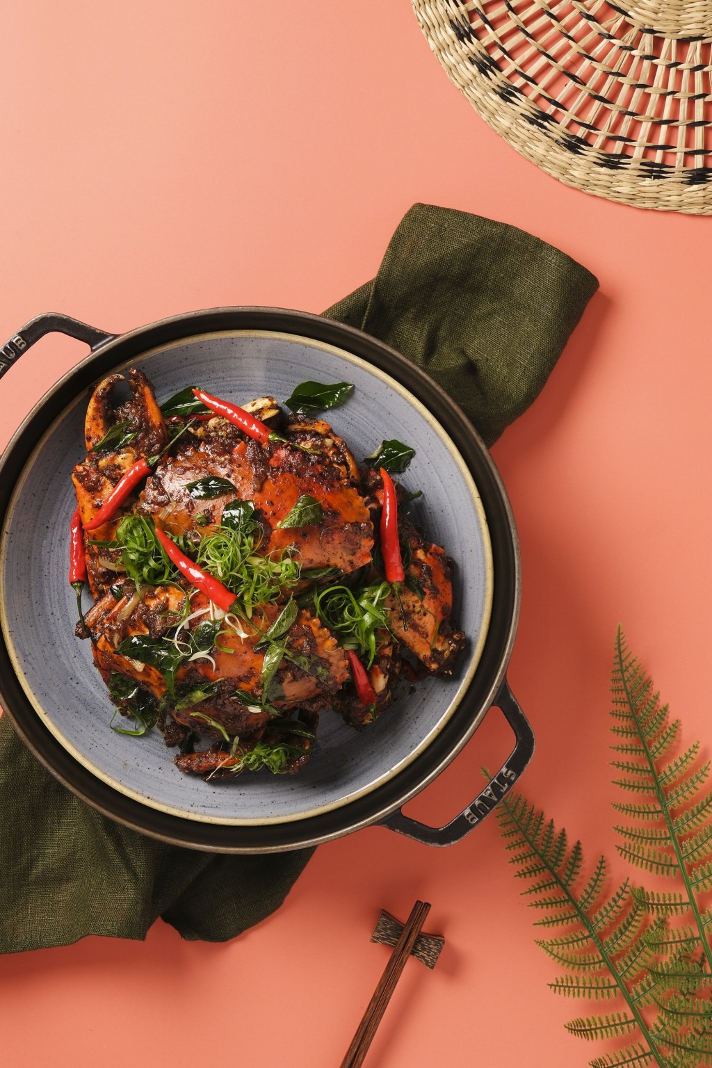 胡椒蟹，新加坡名食，濃郁的醬汁充滿胡椒香，提升蟹肉鮮味。