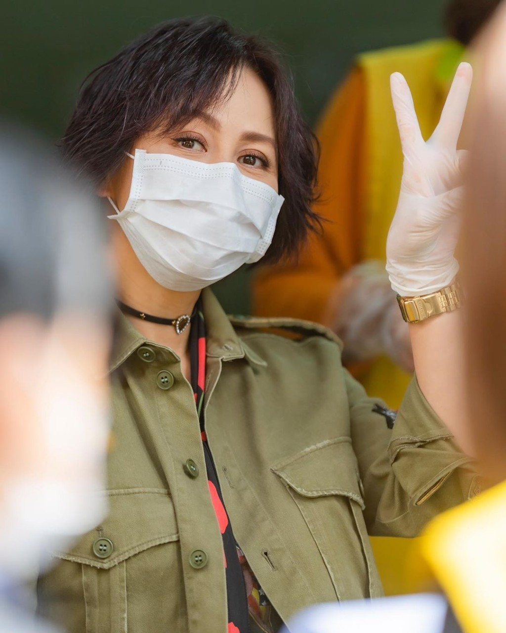 劉嘉玲幫到人都舉晒Ｖ。