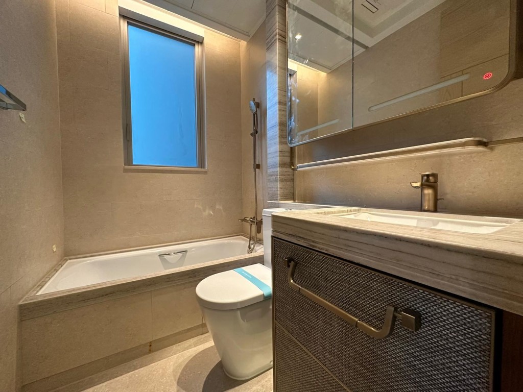 浴室设有浴缸，可满足住户可浸浴需要。