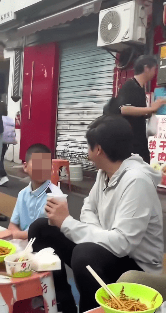 雷军问女孩：“要不要一起来吃？”但女孩完全不理会。