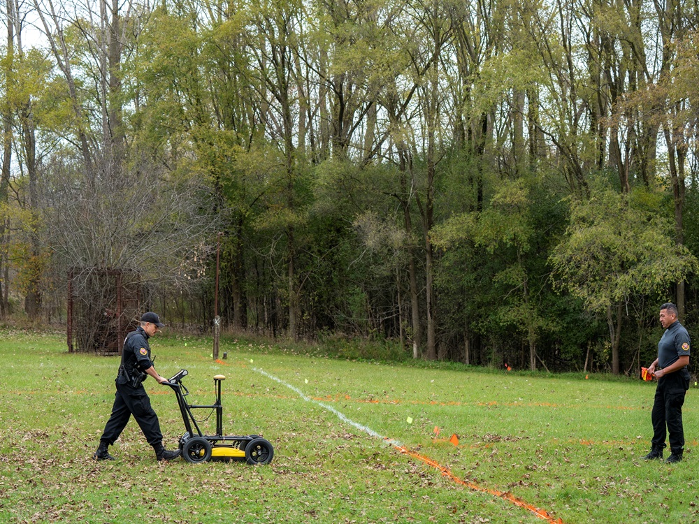警員用雷達掃瞄地面,尋找可能被埋葬的遺骸。路透社圖片
