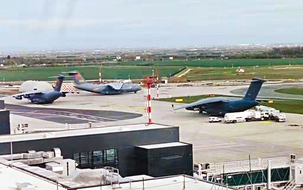 中国“运-20”飞机降落塞尔维亚机场。