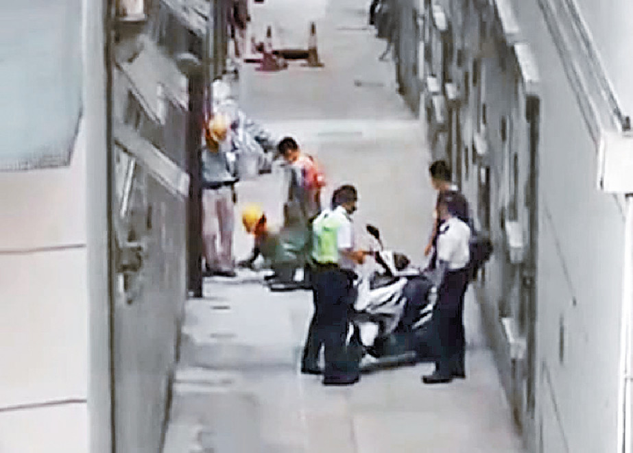 ■多名軍裝警員仔細查看現場車輛。 ■多名軍裝警員仔細查看現場車輛。