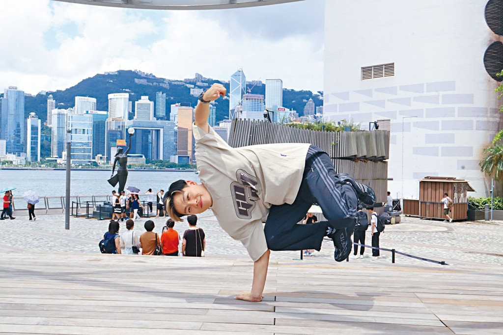 C Plus受访当日，在尖东星光大道即席表演霹雳舞。