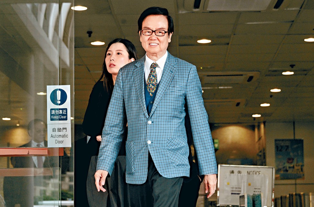 黃百鳴被證監會票控一項內幕交易罪，昨於東區裁判法院受審。