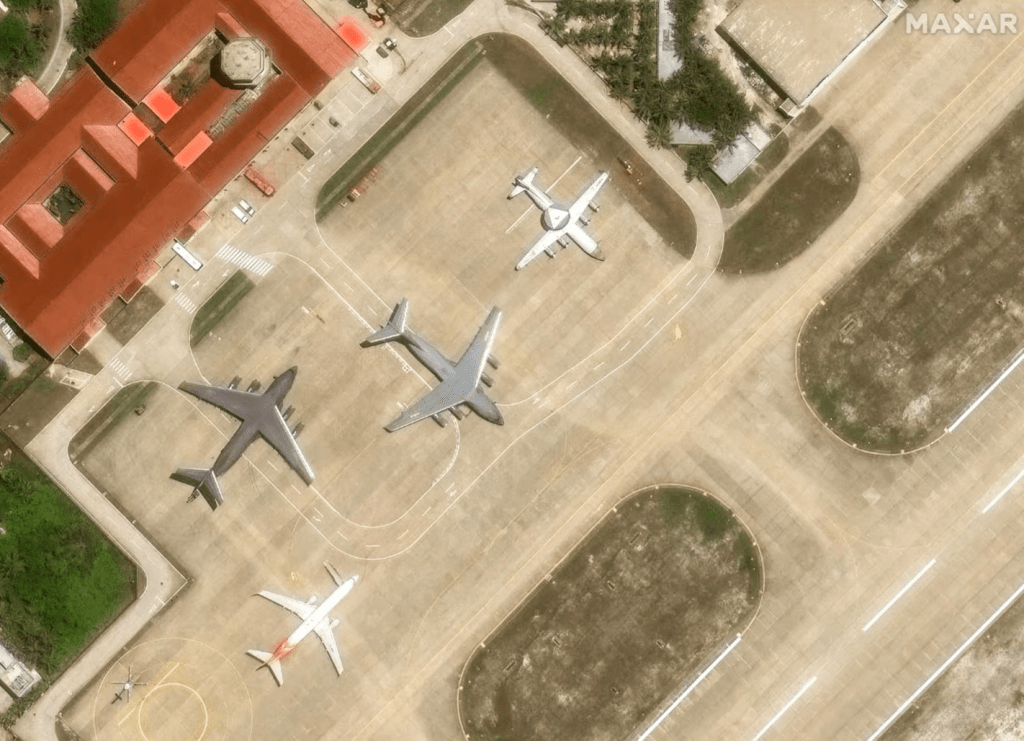 衛星圖清楚顯示兩架運-20、一架空警-500及一架轟-6在永興島機場。