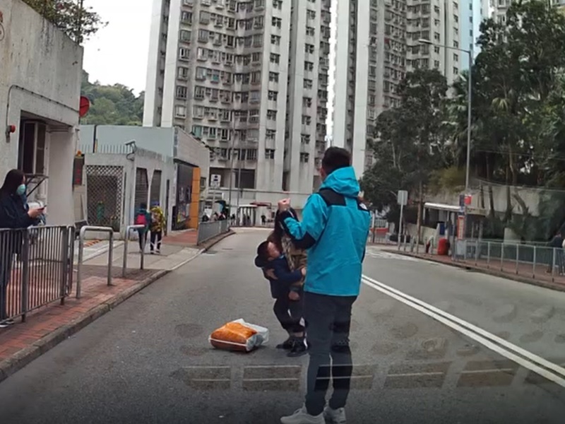 司機下車了解情況。網上影片截圖