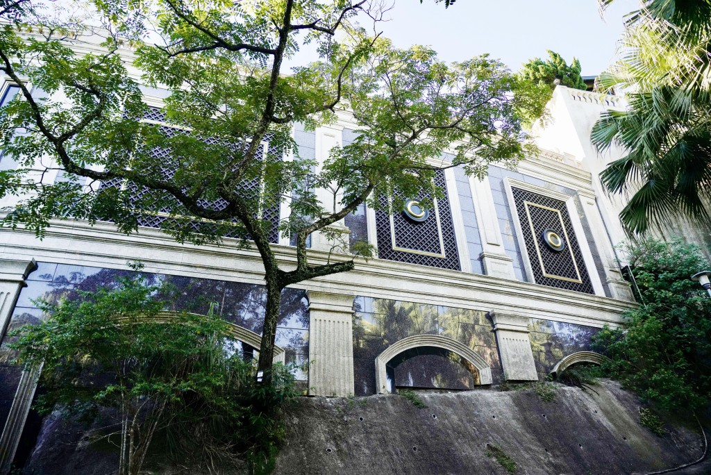 山頂歌賦山道15號銀主盤上月中旬以7.9億易手,創港島區今年以來成交價新高紀錄,呎價約4.37萬。 山頂歌賦山道15號銀主盤上月中旬以7.9億易手,創港島區今年以來成交價新高紀錄,呎價約4.37萬。