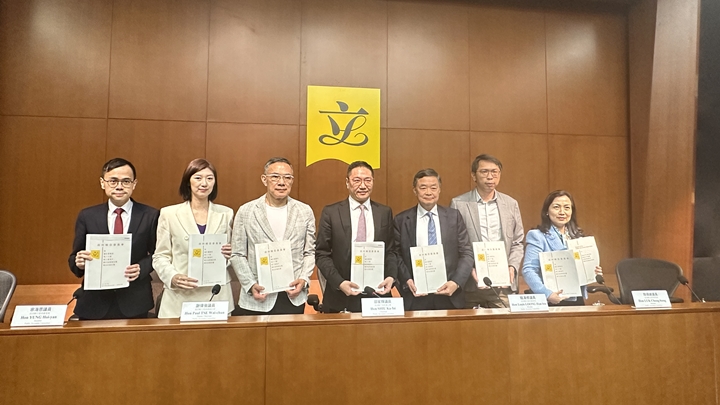 帳委會主席邵家輝 (左四)指,學校校舍修繕工程雖受疫情影響,但還有可改善的地方。 常彧璠攝