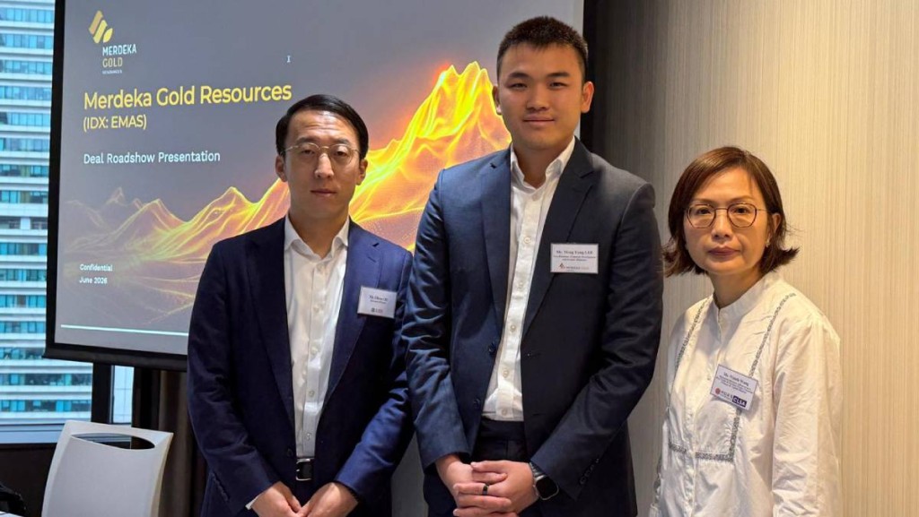 MERDEKA GOLD企業發展與投資者關係副總裁李明揚（中）