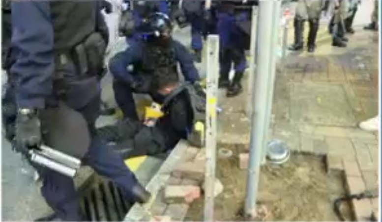 警察制服多名示威者。NOW新聞