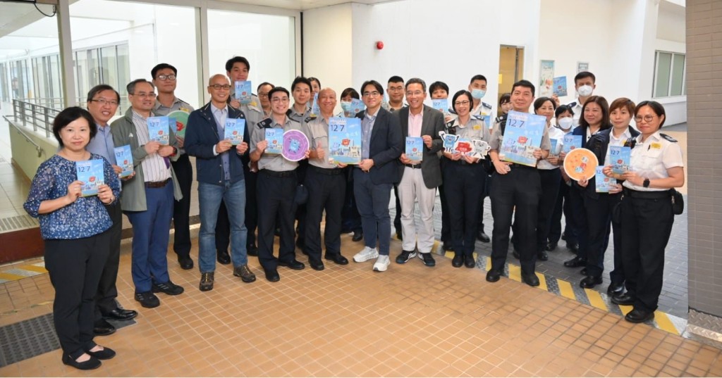 食環署署長吳文傑及副署長日前到訪中西區及離島區,向前線員工派發立法會選舉單張。 食環署署長吳文傑及副署長日前到訪中西區及離島區,向前線員工派發立法會選舉單張。