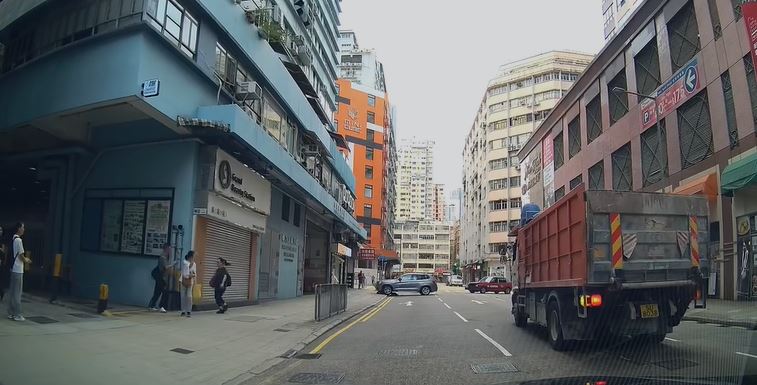 途人嚇得雞飛狗走。FB車cam L（香港群組）