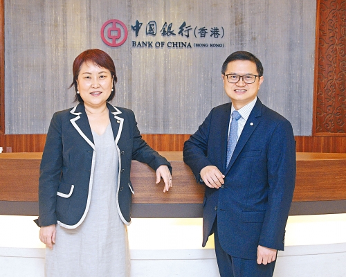 中銀香港首席經濟學家鄂志寰(左)和人民幣業務副主管楊杰文(右)。