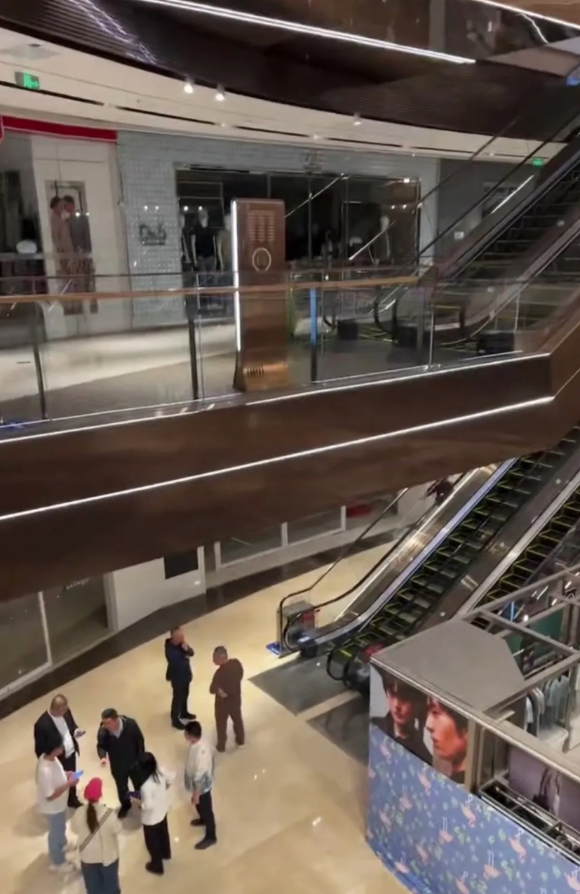 医护人员到达现场时，该名堕楼女子已无生命迹象。