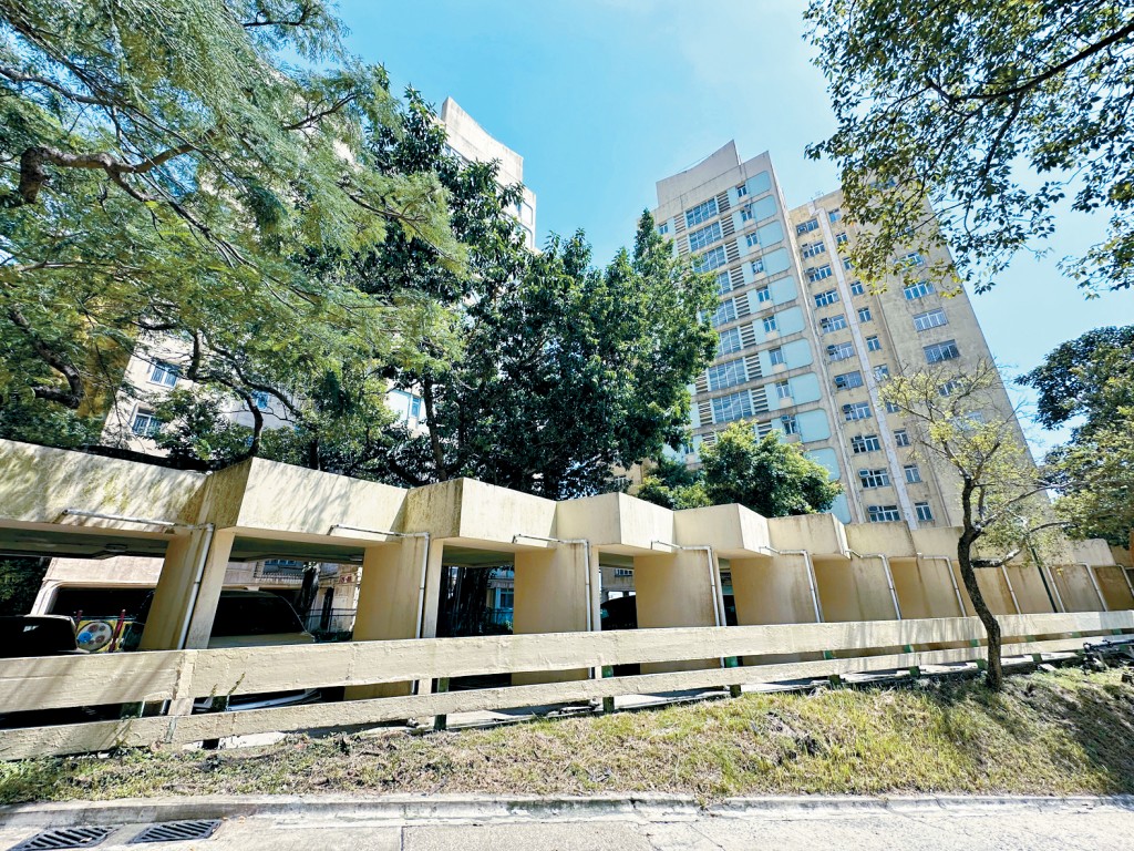 港大擬將明德村職員宿舍，改裝或重建為提供900至1000個宿位的現代學生宿舍。