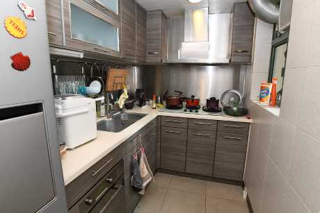 廚房保養妥善，設有所需家電及廚櫃。