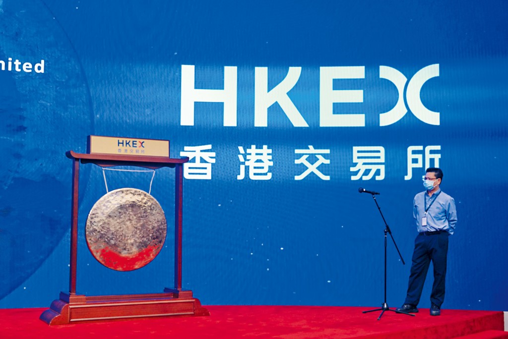 金融街物业首挂收报9.46元，升28.53%，不计手续费及佣金，一手帐面净赚2100元。